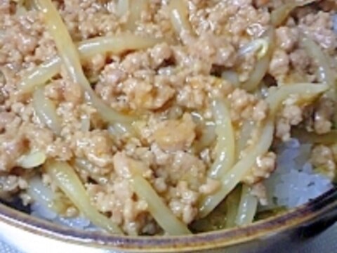 安い！節約ボリューム満点もやしと肉味噌のピリ辛丼